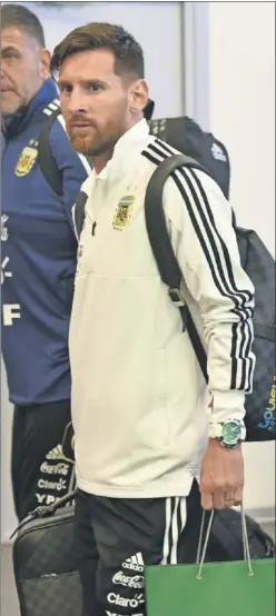  ??  ?? EN RUSIA. Messi ya está con la selección argentina en Rusia.