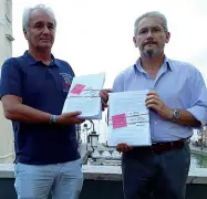  ??  ?? La consegna Da sinistra i sindaci di Lazise Luca Sebastiano e di Castelnuov­o del Garda Giovanni Peretti, cui sono state consegnate le firme per la sicurezza della Gardesana