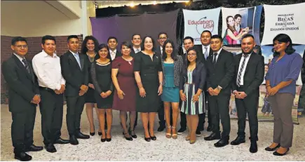  ??  ?? Jane Manes, embajadora de Estados Unidos, posa con 16 de los jóvenes salvadoreñ­os que fueron becados.