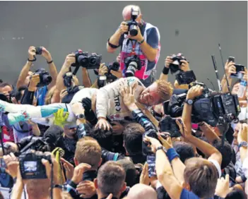  ?? REUTERS ?? Nico Rosberg napravio je iskorak u borbi za titulu, svjetla reflektora uperena su u njega. Međutim, Lewis Hamilton mu često poremeti planove
