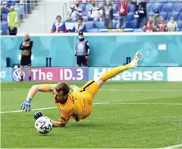  ?? FOTO: EMMI KORHONEN/LEHTIKUVA ?? Finlands målvakt Lukas Hradecky räddar ett mål i matchen mellan Finland och Ryssland i Gazprom-arenan i S:t Petersburg.