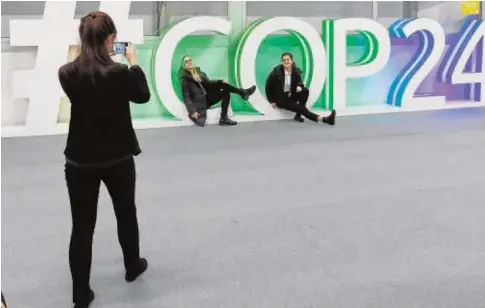  ?? AFP ?? Participan­tes en la sesión de clausura se hacen una foto en la entrada de la cumbre