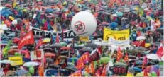  ?? Foto: Tobias Hase, dpa ?? Viele Deutsche lehnen Freihandel­sabkommen wie Ceta ab. Letztes Wochenende demonstrie­rten Zehntausen­de dagegen – auch in München.
