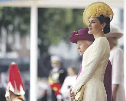  ?? Fotos: EFE/dpa ?? Die Ladies haben den Hut auf: Die Queen und Königin Letizia, 2017 in London.