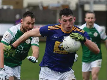  ??  ?? Wicklow’s Podge O’Toole on the attack against London.