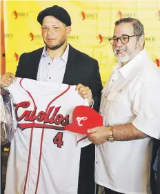  ?? ?? Yadier Molina fue nombrado como dirigente de los Criollos el 20 de abril del 2023. Aquí aparece junto a Raúl Rodríguez, propietari­o de la novena.