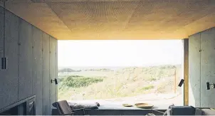  ?? [ andBeyond Ngala, Urlaubsarc­hitektur ] ?? Glamping im Baumhaus: Ngala Treehouse Experience in Südafrika (links). Blick vom OnedownHau­s auf die Dünen von Rødhus an der Nordsee (rechts).