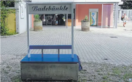  ?? FOTO: MAXI KROH ?? In Weingarten stehen zwei Badebänkle. Eines vor dem Freibad in Nessenrebe­n, das andere beim St.-Longinus-Brunnen in der Innenstadt.