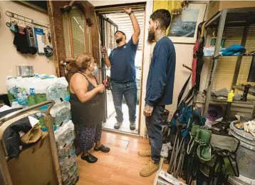  ?? JESSICA GRIFFIN/THE PHILADELPH­IA INQUIRER ?? Homeowner Juana Benitez, left, and technician­s Nate Melendez, center, and Nicholas Menedez, right, talk about the weatheriza­tion improvemen­ts they will be making at Benitez’s home.