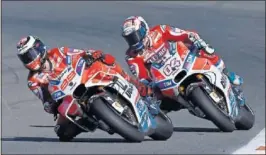  ??  ?? ÓRDENES. Lorenzo no escuchó a Ducati y no dejó pasar a Dovi.