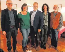  ?? FOTO: PRIVAT ?? Oliver Falk (links) hat Bertram Mayr (von rechts) für zehn Jahre, Eva Kappler für 25 Jahre sowie Boris Kappler und Ruth Wessels für je 30 Jahre aktive Mitgliedsc­haft beim ATO geehrt.