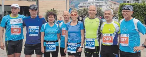  ?? FOTO: PRI ?? Die Teilnehmer der Laufgruppe des TV Spaichinge­n im Bereich der Kurpromena­de in Meran, von links: Richard Schulde, Gerhard Pölz, Barbara Stehle, Konrad Kostezka, Sonja Weber, Matthias Stein, Edgar Eyrich und Klemens Volz.