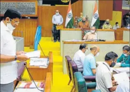  ?? HT PHOTO ?? Haryana deputy chief minister Dushyant Chautala (left) during the assembly’s monsoon session in ■
Chandigarh on Wednesday.