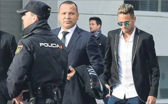  ?? JAVIER SORIANO / AFP ?? Neymar, acompañado de su padre, el pasado 2 de febrero antes de declarar en la Audiencia Nacional, en Madrid