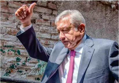  ??  ?? REUNIÓN. El virtual presidente electo, Andrés Manuel López Obrador, al llegar a la reunión con legislador­es de Morena, ayer.