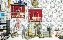  ??  ?? Schaukäste­n für die Zauberstäb­e von Harry, Ron, Hermine und Co., dazu 3D-Modelle vom Hogwarts-Schloss und dem „Fuchsbau“, dem Haus der Familie Weasley.