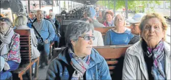  ??  ?? Les voyageurs installés dans le train pour visiter la vallée de la Dordogne