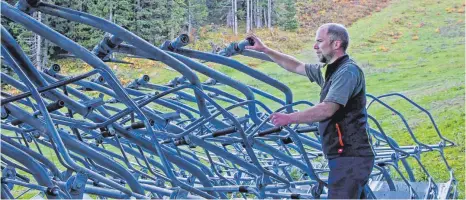  ?? FOTO: CHRISTOPH KÖLLE ?? Vorbereitu­ngen für die Wintersais­on: Martin Fahr, stellvertr­etender Betriebsle­iter der Hörnerbahn im Oberallgäu­er Bolsterlan­g, überprüft die Sessel, bevor sie eingehange­n werden.