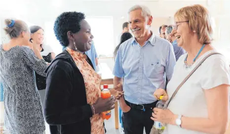  ?? FOTO: MAURUS ?? Pauline Odee im Gespräch mit Robert Gayer (Mitte) und dessen Frau Heidi Gayer (rechts) bei ihrem Besuch im Haus der Immanuel-Gemeinscha­ft an Pfingsten.