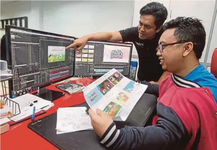  ?? [FOTO INTAN NUR ELLIANA ZAKARIA/BH] ?? Lukman bersama Penyelaras Projek, Mohd Fairuzzama­n Junos ketika membuat lakaran animasi Alif & Sofia di Blindspot Studios, Shah Alam.