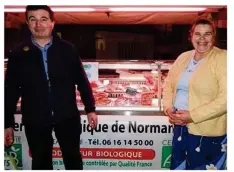  ??  ?? Suzanne Ramousse et Jean-françois Hardouin transforme­nt la viande à Poissy.