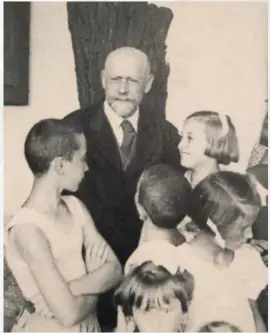  ??  ?? Janusz Korczak avec les enfants de l’orphelinat de la rue Krochmalna, à Varsovie, en Pologne, avant qu’il ne soit transféré dans le ghetto.