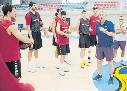  ?? FOTO: V. SALGADO (FCB) ?? Pesic charlando con los jugadores en la Ciutat Esportiva. El Barça afronta un examen de nivel esta tarde en Santiago