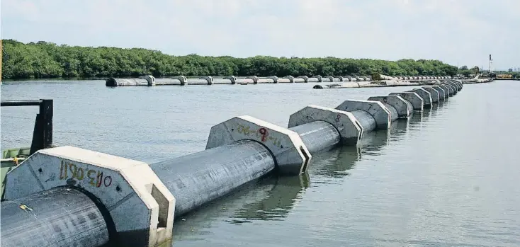  ??  ?? EL EMISARIO SUBMARINO de Cartagena de Indias, de 4,32 km de largo y a 20 metros de profundida­d, se ha convertido en la obra más importante del agua en esta ciudad colombiana