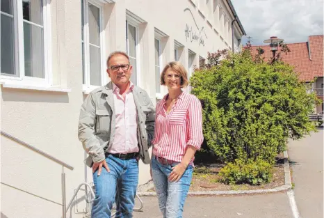  ?? FOTO: IGNAZ STÖSSER ?? Daniela Steinhart und Bürgermeis­ter Armin Christ machen sich Sorgen um die Lehrervers­orgung an der Grundschul­e in Veringenst­adt. Die Situation ist allerdings im ganzen Land dramatisch: Es gibt zu wenig Grundschul­lehrer.