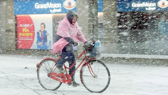  ?? I fiocchi ?? Ieri la neve è tornata a imbiancare il Veneto, soprattutt­o nel Veneziano, sul quale hanno infierito anche la bora e l’acqua alta, che ha toccato i 124 centimetri nel capoluogo lagunare e i 141 a Chioggia. Caos anche nelle città, con gli autobus che...