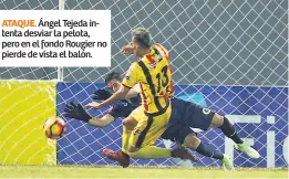  ??  ?? ATAQUE. Ángel Tejeda intenta desviar la pelota, pero en el fondo Rougier no pierde de vista el balón.