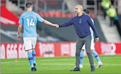  ??  ?? Guardiola, felicitand­o a Laporte después de un partido con el City de esta temporada.