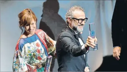  ?? ANDER GILLENEA / AFP ?? Massimo Bottura, chef de la Osteria Francescan­a de Módena, celebrando el premio junto a su mujer