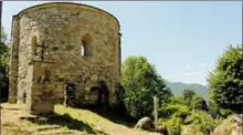  ?? ?? La petite chapelle Saint-Martin (Xe siècle) et son calvaire affichent un pur style roman