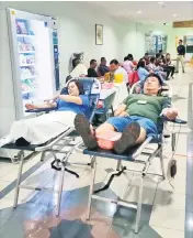  ??  ?? AKTIVITI MURNI: Orang ramai menderma darah sempena program derma darah anjuran KPJ Kuching dan HUS di KPJ Kuching, di Kuching baru-baru ini.