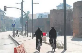  ?? // ÁLVARO CARMONA ?? Dos ciclistas en la vía ciclista de El Marrubial