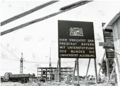  ?? Foto: Fred Schöllhorn ?? Die Anfänge: Anfang der 1970er Jahre entstanden die ersten Neubauten der Univer‰ sität Augsburg.