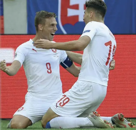  ??  ?? Esultanza Patrick Schick (a destra) festeggia con il compagno Borek Dockal dopo il gol decisivo in Slovacchia-Repubblica Ceca