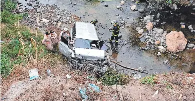  ?? FOTO: EL HERALDO ?? El comerciant­e James Walter Gaborith Bárcenas perdió la vida al caer en su vehículo en el río después de impactar contra un muro y perder el control del volante.