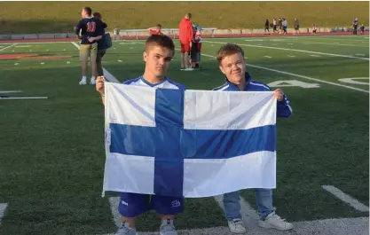  ?? FOTO: JAKOB ?? MEDALJDUO. William Söderling (t.v.) och Henrik Krogius represente­rade Finland i simning i World Dwarf Games 2017 i Kanada.