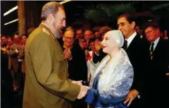  ??  ?? En el año 2000 el líder de la Revolución cubana le impuso a Alicia Alonso la Orden José Martí, la más alta condecorac­ión del Estado cubano.