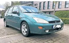  ?? NGZ-FOTO: SEEG ?? Dieser grüne Ford Focus mit ungarische­m Kennzeiche­n steht seit Monaten auf dem Eustachius-Platz in Vorst, vom Halter gibt es keine Spur.