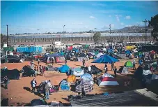  ??  ?? CARAVANA. La frontera entre México y EEUU es escenario de un verdadero drama humano protagoniz­ado por los migrantes.