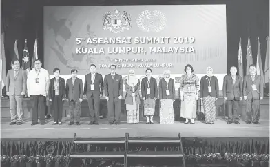  ?? — Gambar Bernama ?? PERASMIAN DELEGASI: Wan Azizah (tengah) ketika bergambar kenangan bersama para deligasi selepas merasmikan Sidang Kemuncak Institut Audit Tertinggi ASEAN (ASEANSAI) 2019 di Kuala Lumpur, semalam.