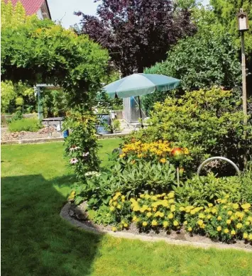  ?? Fotos: Josef Kigle ?? Der Garten der Familie End ist ebenso wie viele andere sehr harmonisch angelegt. Immer wieder sind Blumenbeet­e mit den herr lichsten Farben neben Gemüsebeet­en zu sehen.
