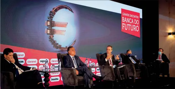  ??  ?? Os presidente­s do Novo Banco, BPI, BCP, Caixa Geral de Depósitos e Santander, juntos num encontro de banqueiros sobre o futuro da Banca