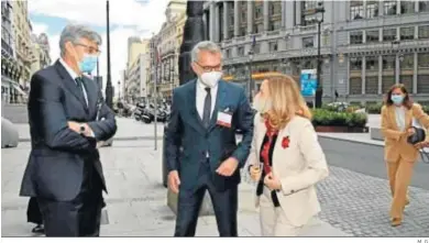 ?? M. G. ?? Fernando Ruiz, presidente de Deloitte, y Mar Puig, presidente del IEF, reciben a la ministra Nadia Calviño.