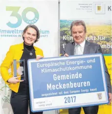  ??  ?? Baden- Württember­gs Umweltmini­ster Franz Unterstell­er bei der Verleihung des European Energy Awards an die Bürgermeis­terin von Meckenbeur­en, Elisabeth Kugel: Unterstell­er fährt einen Audi A8 Diesel und liegt mit dem Auto auf dem vorletzten Platz in der Rangliste der Umweltmini­ster – schlechter nur NRW- Umweltmini­sterin Ursula Heinen- Esser.