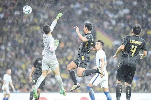  ?? — AFP photo ?? Malaysia's goalkeeper Ifwat Akmal Chek Kassim (L) scores an own goal during the men's football final between Thailand and Malaysia at the 29th Southeast Asian Games (SEA Games) at Shah Alam Stadium in Shah Alam, outside Kuala Lumpur on August 29, 2017.