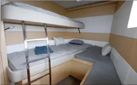  ??  ?? Toujours à tribord, la cabine de pointe propose en option des lits superposés qui permettent de bien dégager le plancher.